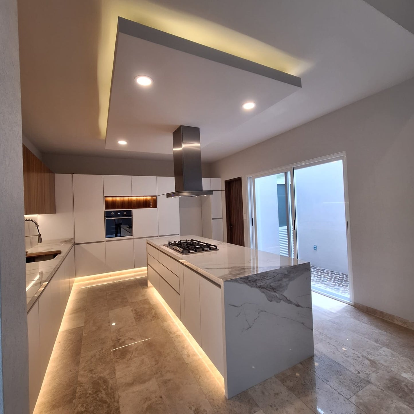 CASA RESIDENCIAL EN VENTA EN LOMAS DE LAS AMERICAS, MORELIA